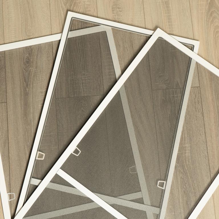 trzy siatki w białej ramce